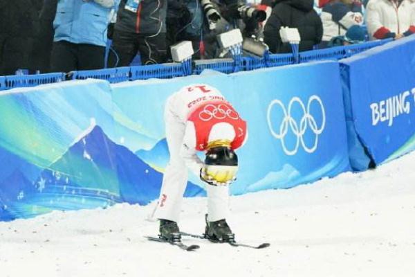 徐夢桃擁抱安慰賈宗洋 自由式滑雪空中技巧和大跳臺的區別