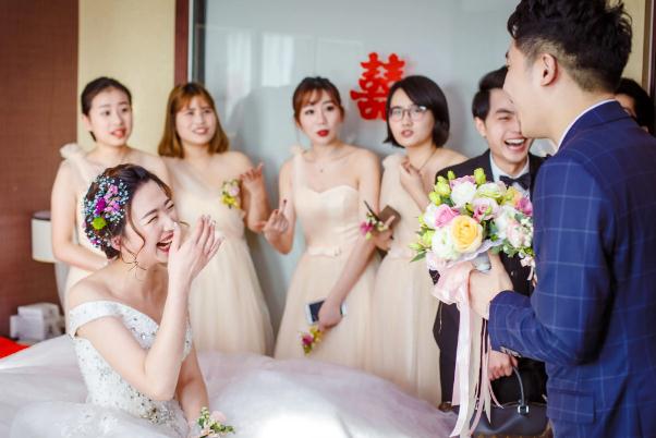 結婚伴娘可以穿黑色衣服嗎 結婚伴娘可以穿綠色的衣服嗎