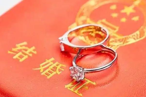 結婚證照片對頭發顏色有要求嗎 結婚證照片對妝容的要求