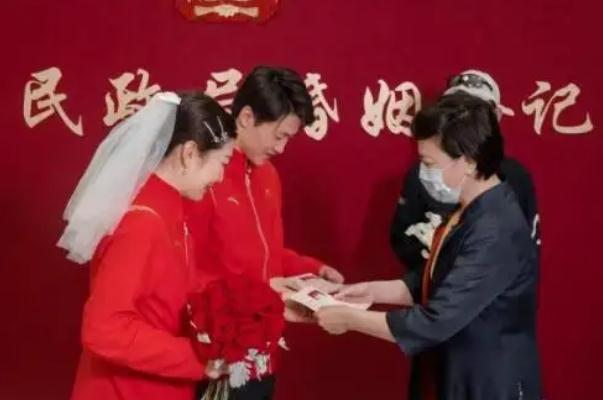 結(jié)婚證照片是自帶還是現(xiàn)場(chǎng)拍 結(jié)婚證照片有什么要求嗎