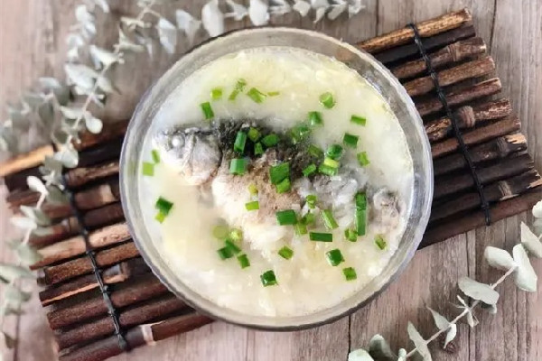 鯽魚湯和豬蹄湯哪個下奶效果好 鯽魚湯的營養在肉里還是在湯里