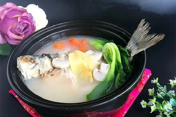 鯽魚和什么一起燉最有營養 鯽魚燉什么下奶快奶水多