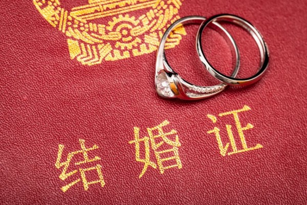 新娘坐婚車內臨出發時仍在談生意 結婚有什么流程