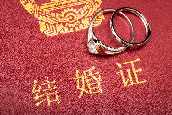 民政局開工男子拍到僅兩對新人結婚 為什么結婚的人越來越少