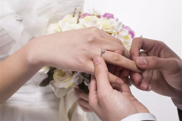 代表稱(chēng)不要隨意給未婚女性扣帽子 女性結(jié)婚要注意的問(wèn)題