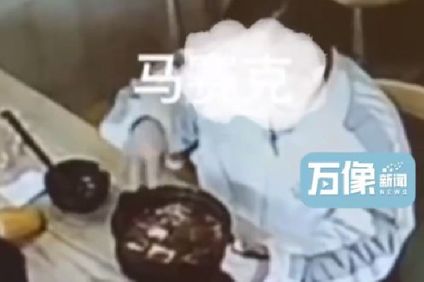 女子帶孩子吃飯故意往菜里扔頭發 在外吃飯吃到頭發怎么賠償